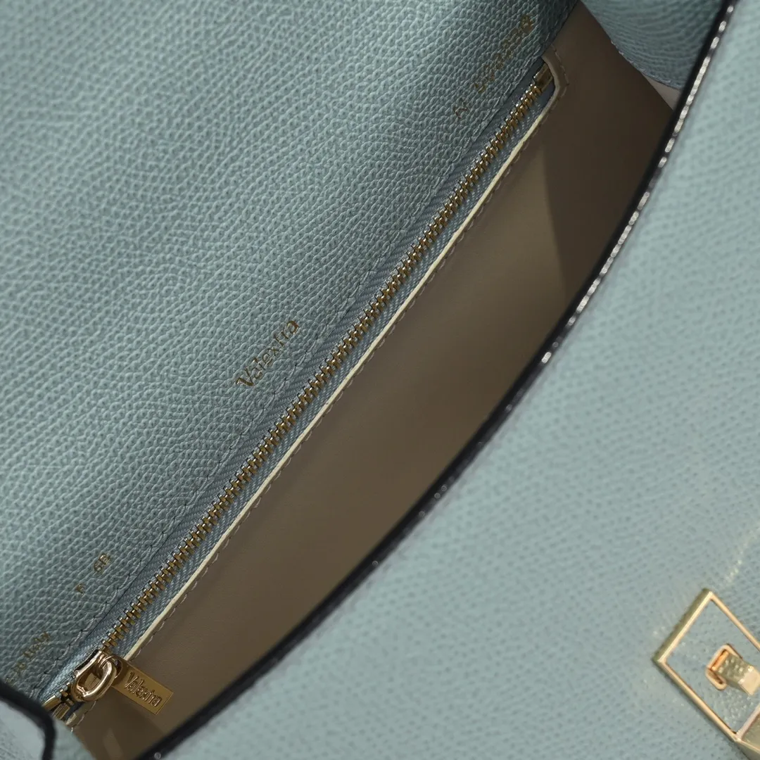 Valextra, the name of Italy's beloved horse, Iside is Val. One of extra's most iconic designs. There is no obvious logo, but the simple collective line design is very recognizable, full of architectural art, and shows a capable and intellectual style. It is made of imported palm-print lining cowhide, with up to five stitches of handwork, and the shiny oil edges test the skill of the craftsman. Large size: 26cm model 6627#